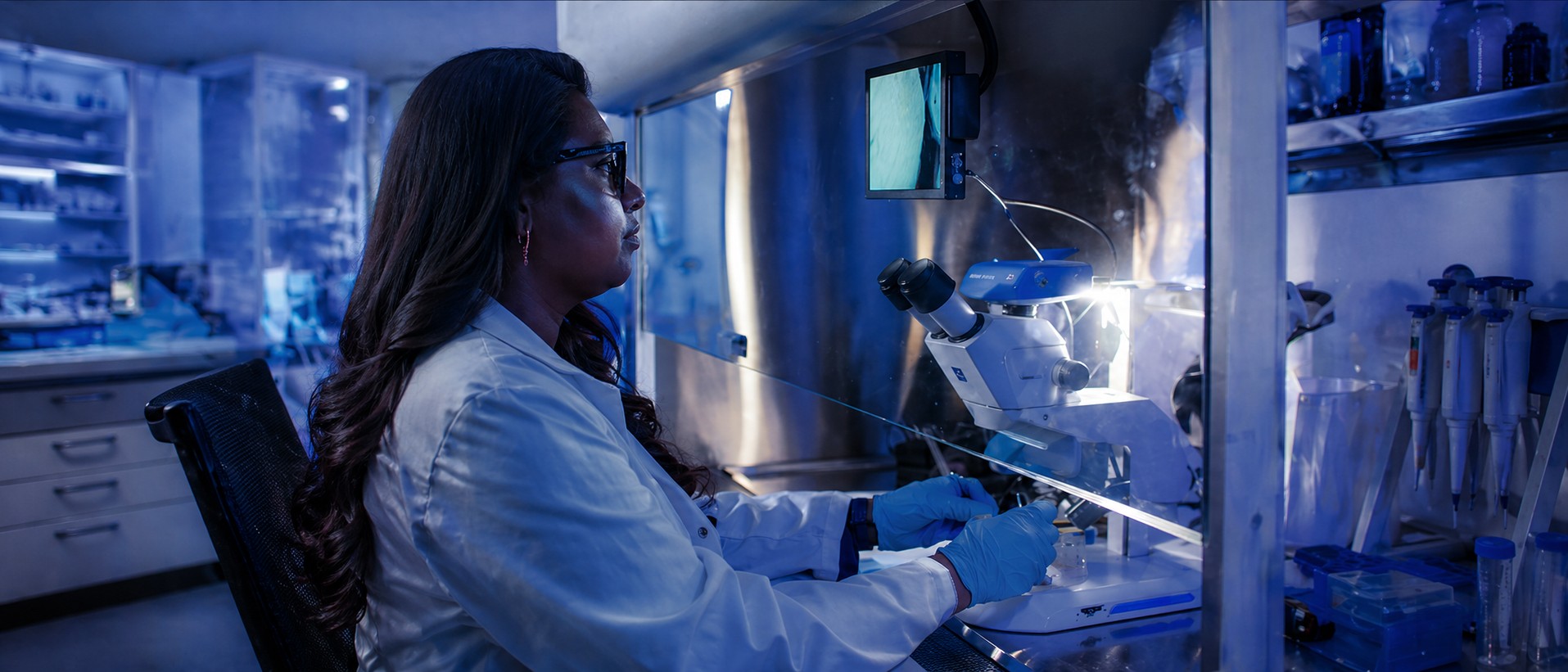 Dr. Nirosha Murugan at the microscope
